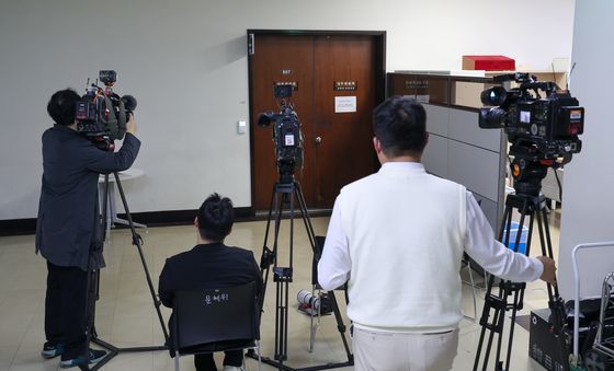 특검, 국회 윤한홍 정무위원장실 압수수색