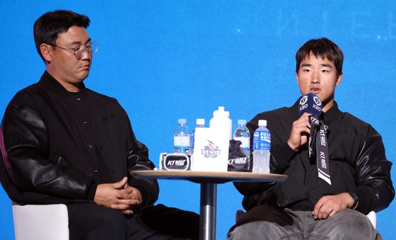 각오를 밝히는 안현민