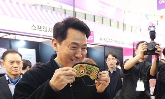 호작도 안대 살펴보는 오세훈 시장