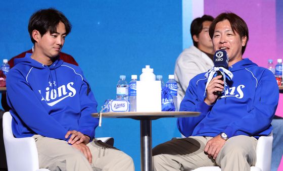 각오를 밝히는 강민호