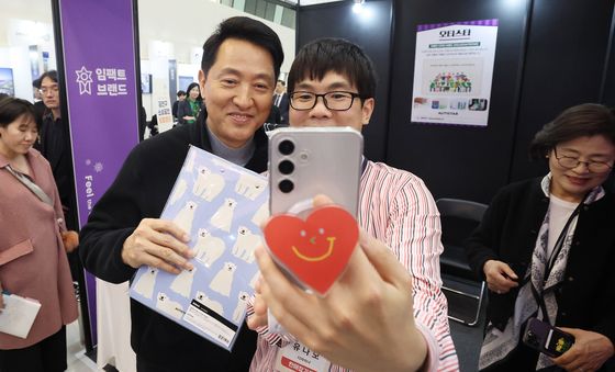 소상공인과 기념사진 찍는 오세훈 시장