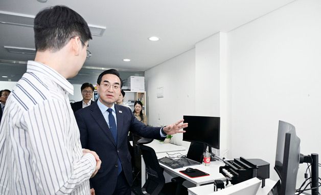 청년 창업가 설명듣는 박홍근 장관