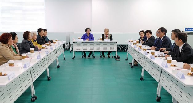 최휘영 장관, 옛 전남도청 복원지킴이 어머니 간담회