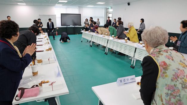 옛 전남도청 복원지킴이 어머니들에게 큰절로 인사하는 최휘영 장관