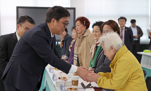 옛 전남도청 복원지킴이 어머니와 인사나누는 최휘영 장관