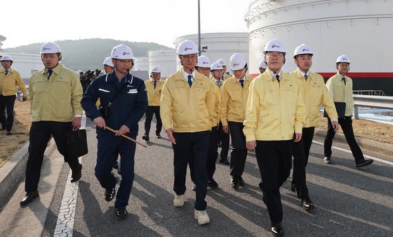 석유 비축기지 살펴보는 이재명 대통령