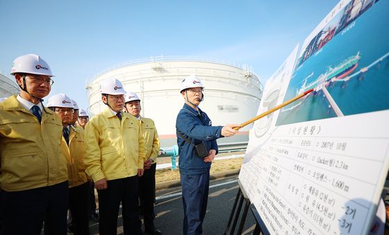 이재명 대통령 '석유 비축기지 현장점검'