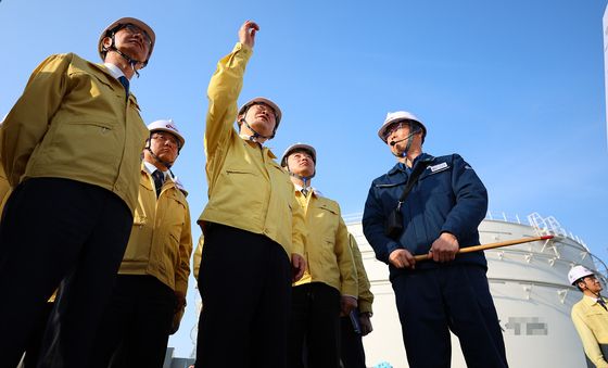 석유 비축기지 점검 나선 이재명 대통령