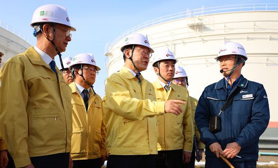 이재명 대통령 '석유 비축기지 현장점검'
