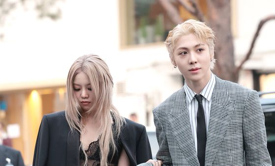 베일리, 우찬 에스코트 받으며 입장