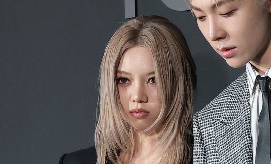 베일리, 란제리 연상케 하는 아찔 의상