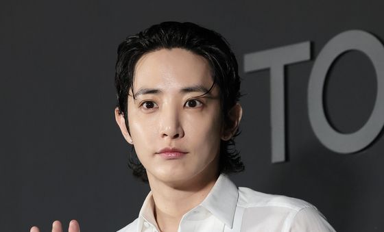 이수혁, 빛나는 손 인사