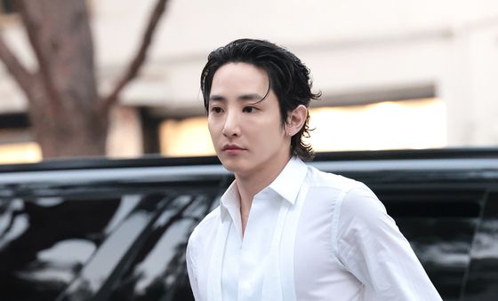 이수혁, 셔츠 위로도 보이는 대흉근