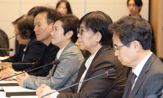 정기현 위원장 발언 경청하는 정은경 장관