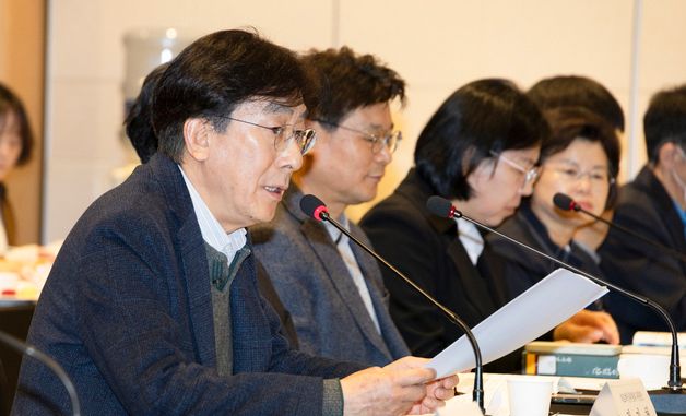 모두 발언하는 정기현 위원장