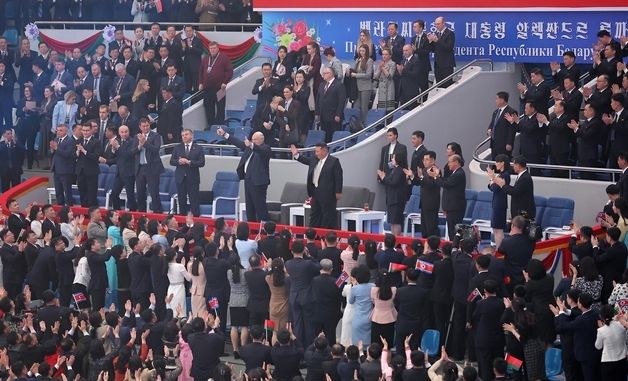 北 관중 향해 손 흔드는 김정은과 루카센코