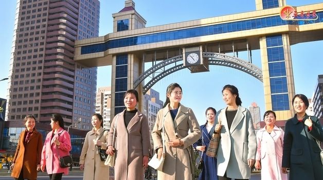 북한 "봄철 옷차림을 시대적 요구에 맞게" 선전