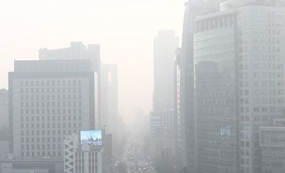 미세먼지에 잠긴 도심