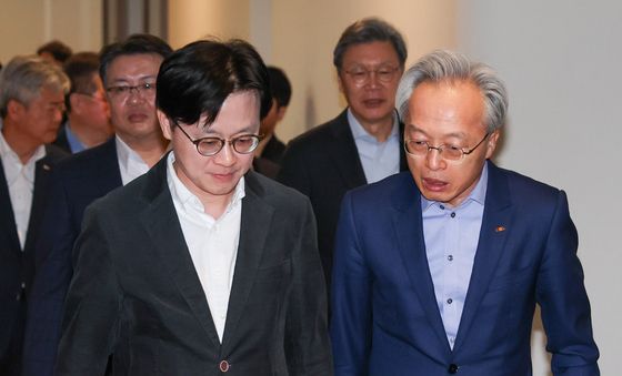 최진식 회장과 입장하는 김정관 장관