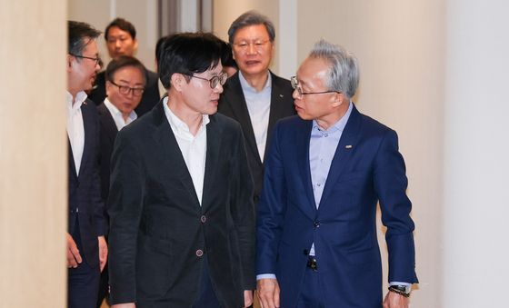 최진식 회장과 대화 나누는 김정관 장관