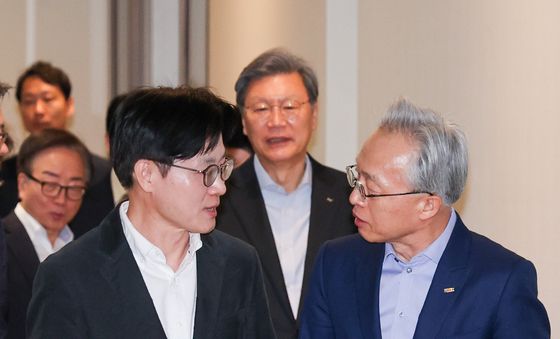 대화 나누는 김정관 장관