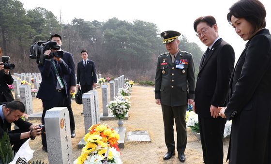 故 채수근 상병 묘역 찾은 이재명 대통령·김혜경 여사