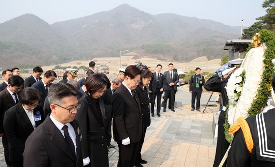 서해영웅 묘역 참배하는 이재명 대통령