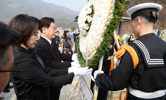 헌화하는 이재명 대통령·김혜경 여사