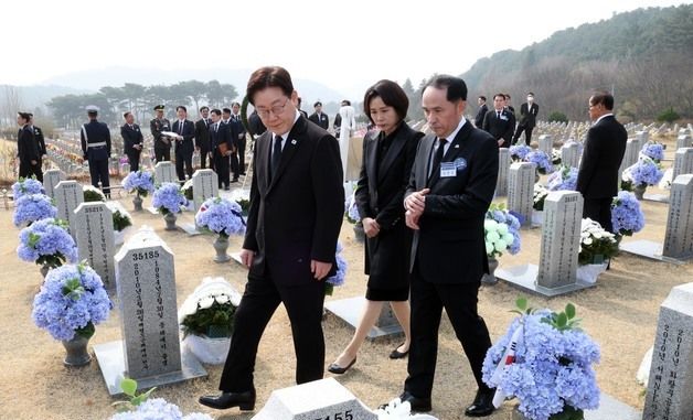천안함 용사 묘역 살펴보는 이재명 대통령