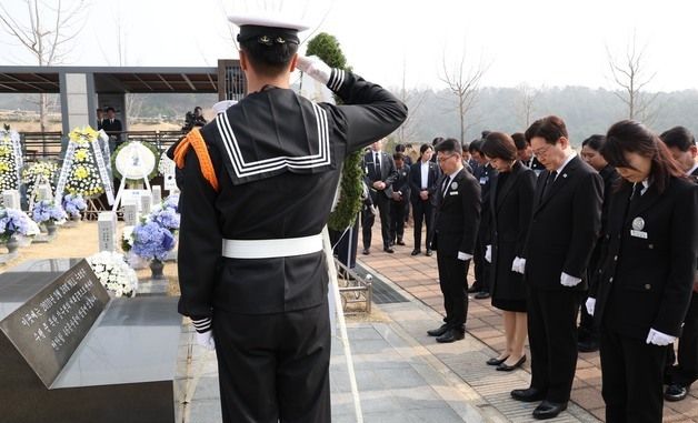 천안함 용사 묘역 참배하는 이재명 대통령 부부
