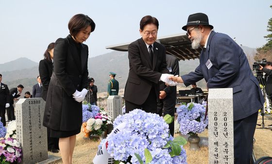故 박동혁 병장 아버지 손 잡은 이재명 대통령