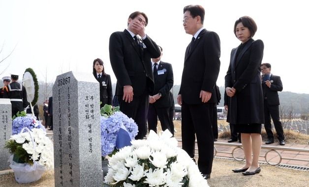 故 박정훈 병장 묘비 살펴보는 이재명 대통령과 김혜경 여사