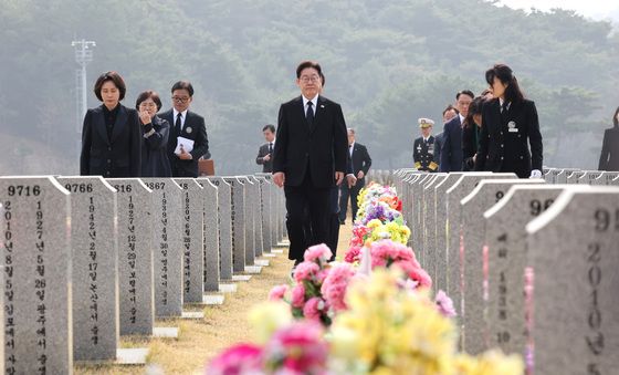 천안함 용사 묘역 찾은 이재명 대통령·김혜경 여사