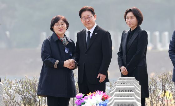 천안함 유가족 위로하는 이재명 대통령·김혜경 여사