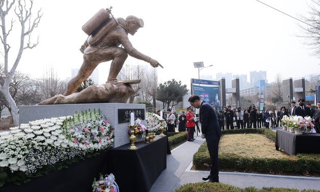 故 한주호 준위 추모하는 조성명 강남구청장