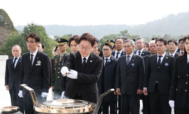 이재명 대통령, 제11회 서해수호의 날 기념식 분향
