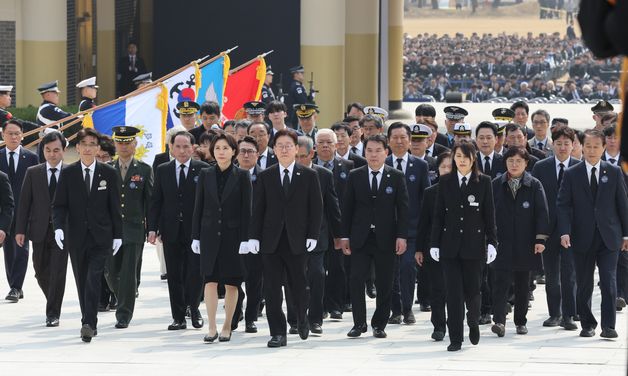 제11회 서해수호의 날 기념식 입장하는 이재명 대통령 내외