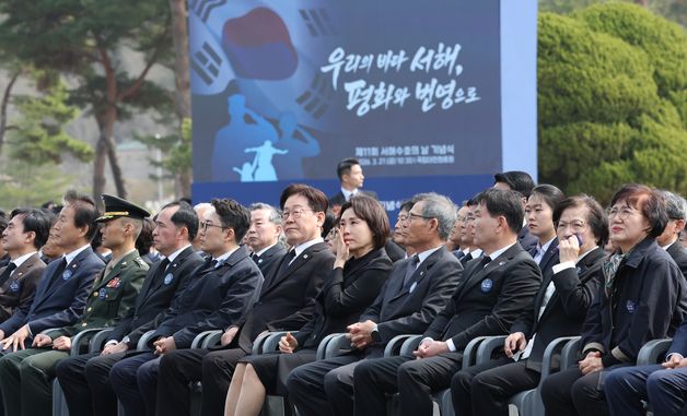 눈물 닦는 김혜경 여사