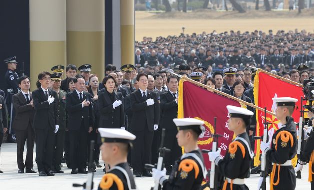 제11회 서해수호의 날 기념식 국민의례하는 이재명 대통령