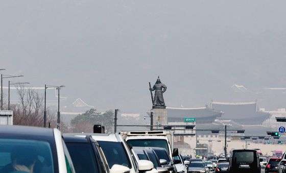 미세먼지 습격에 뿌연 하늘