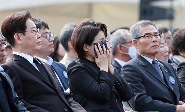 눈물 흘리는 김혜경 여사