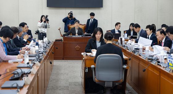 의사봉 두드리는 윤건영 소위원장