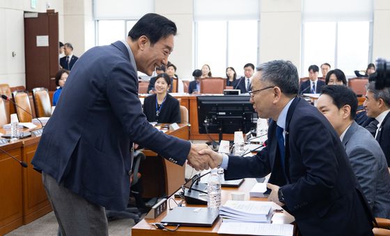 인사 나누는 서일준·김문수 의원