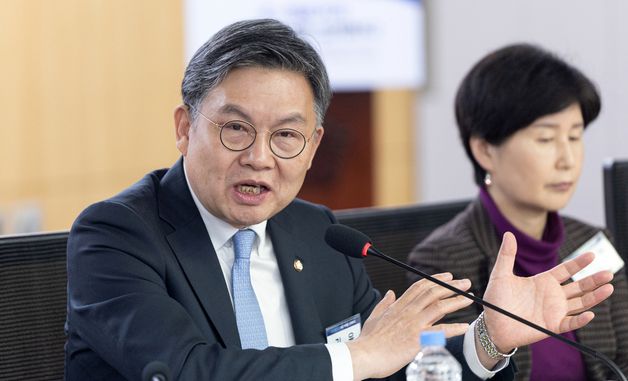 인사말하는 김윤 의원