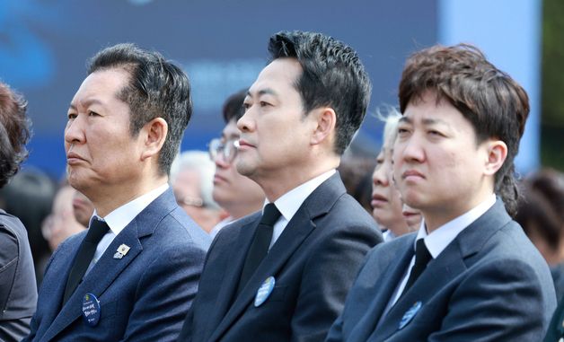 대통령 기념사 듣는 정청래·장동혁·이준석