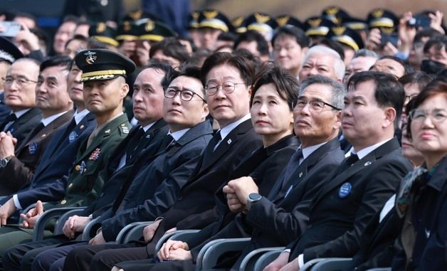 블랙이글스 기념비행 보는 이재명 대통령과 김혜경 여사