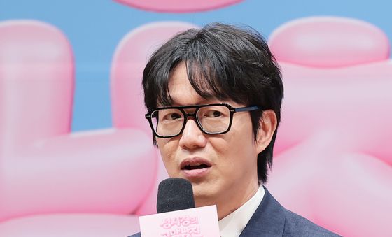 취재진 질문에 답하는 성시경