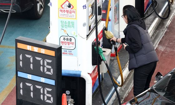 기름값 인상 반영 전 주유 서두르는 시민들