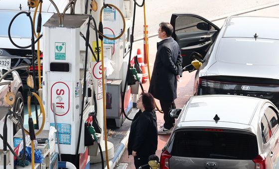 '휘발유·경유 2000원대 전망', 인상 전 주유 서두르는 시민들