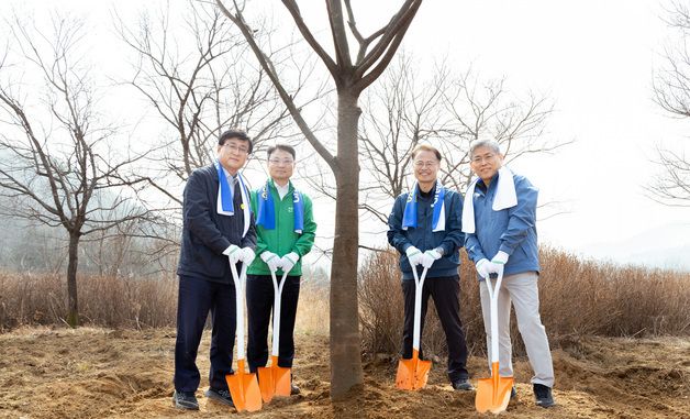 기념식수하는 김성환 장관